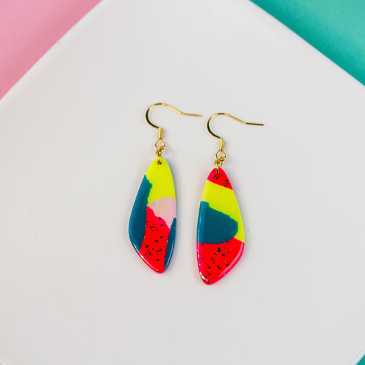 Neon Speckle – Lange Tropfen Ohrringe