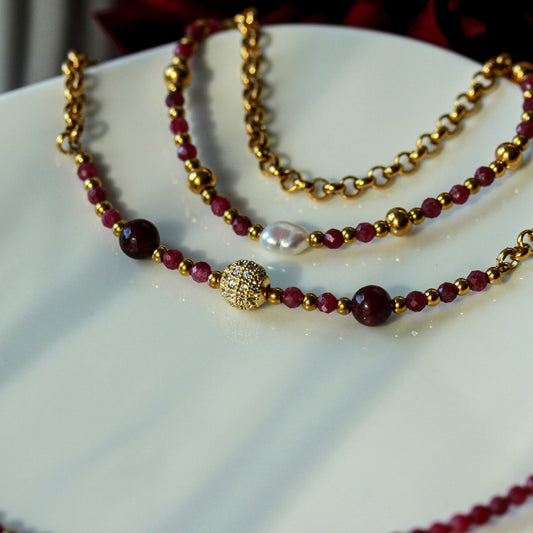 Moon Veil Garnet – Fünfteiliges Schmuckset aus Granat, Süßwasserperlen und Zirkonia
