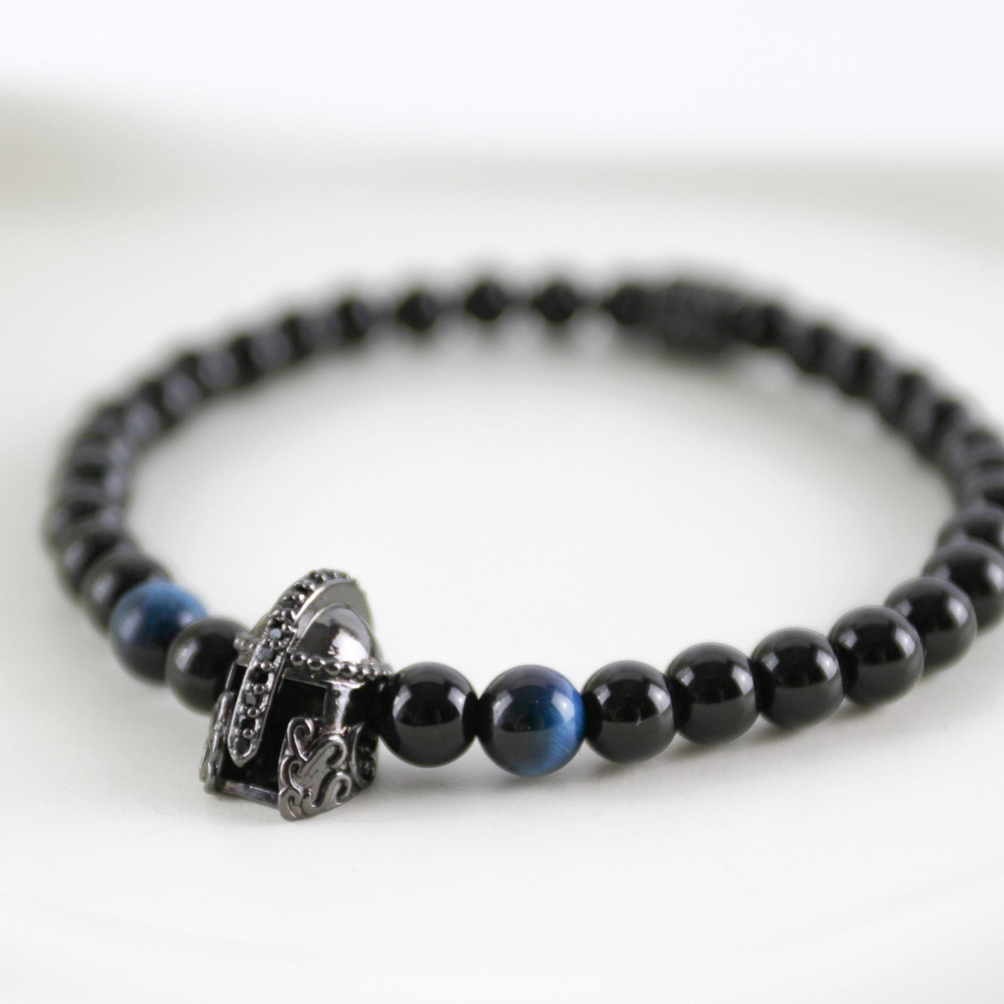 Dark Valor – Herrenarmband mit Spartan-Helm & blauem Tigerauge