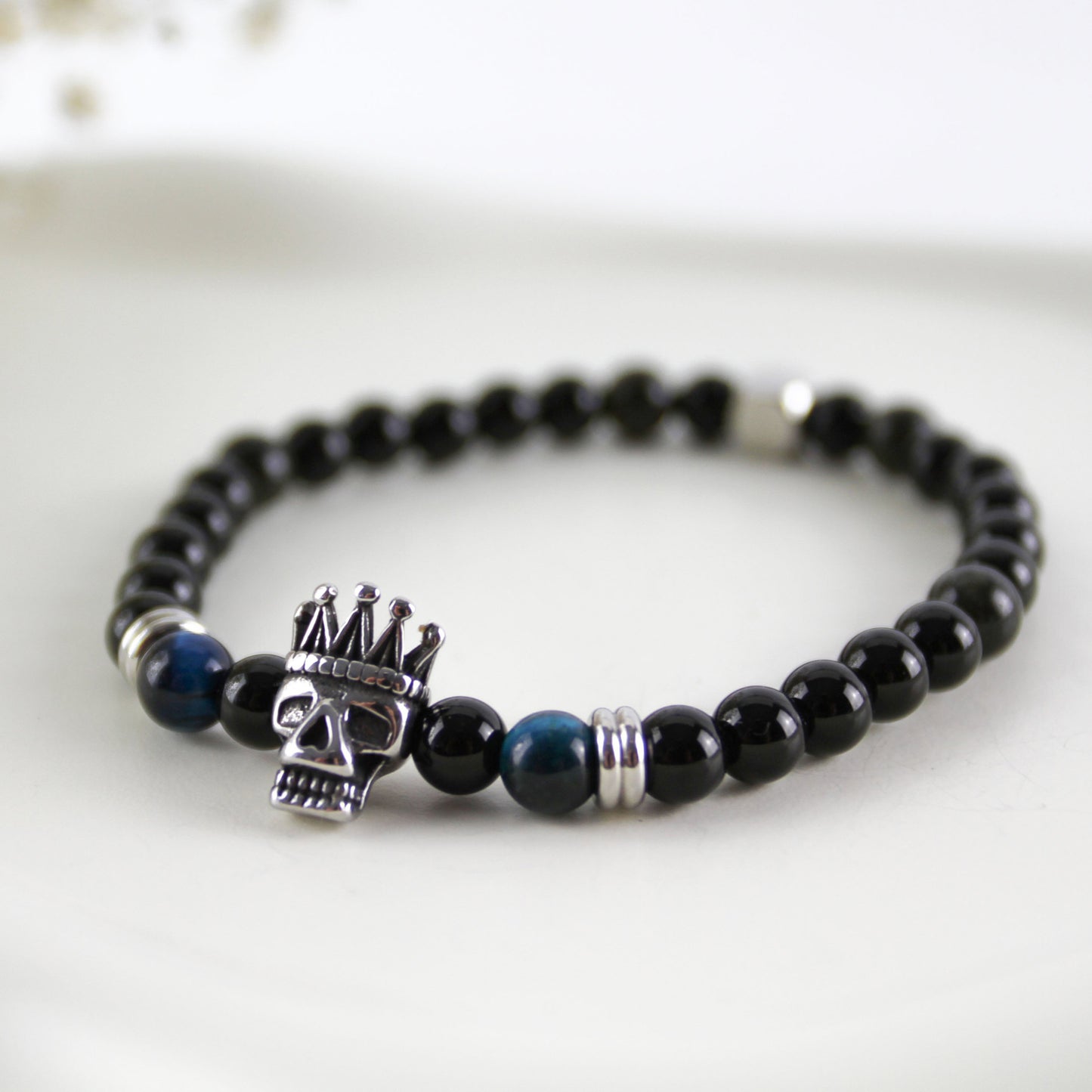 King of Shadows - Onyx Herrenarmband mit Totenkopf-Krone & blauem Tigerauge