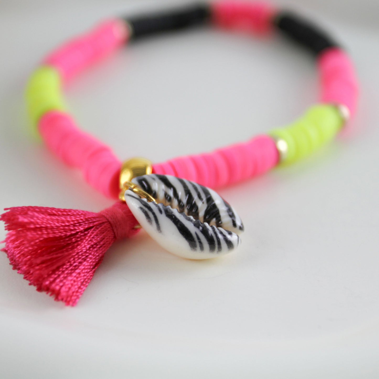 Zebra Beach – Katsuki-Armband in Neon-Pink und Schwarz mit Zebra-Muschel