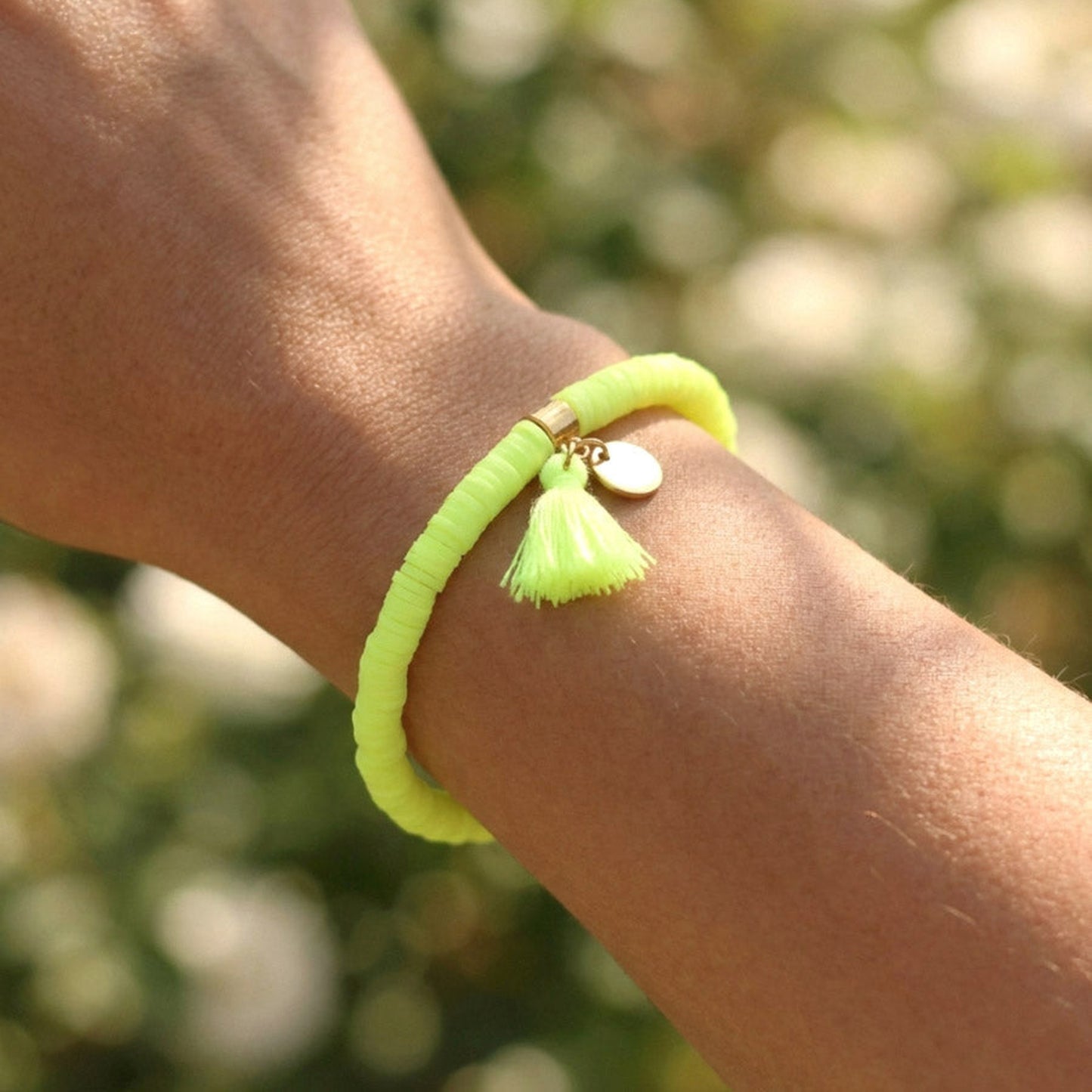Neon Cyber – Gelbes Katsuki-Armband mit Quaste und Plättchen-Anhänger