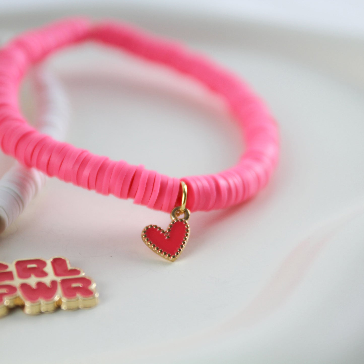 Girl Power – Katsuki 2er-Armbandset in Weiß und Neon-Pink