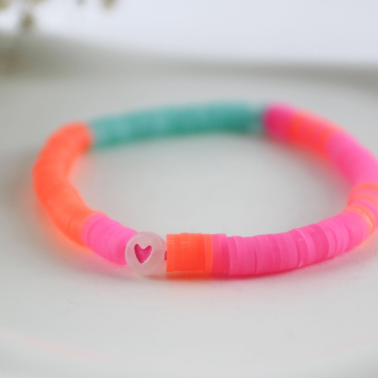 Neon Sweetheart – Katsuki-Armband in Pink und Orange mit Herzperle