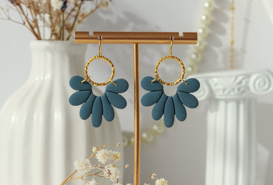 Marlen Florals – Matte Blüten-Ohrringe mit Goldring