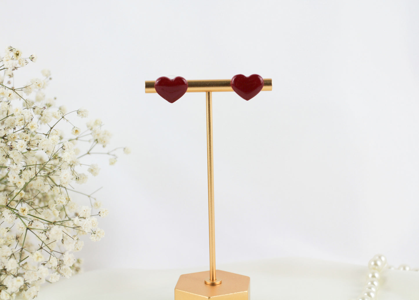 Rote Herz Ohrstecker – Handgefertigte kleine Polymer Clay Valentinstags-Ohrringe