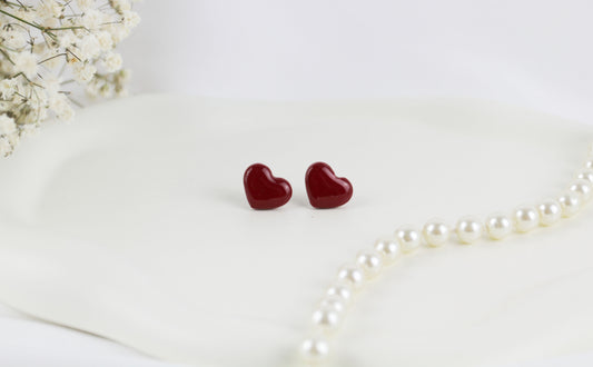 Rote Herz Ohrstecker – Handgefertigte kleine Polymer Clay Valentinstags-Ohrringe