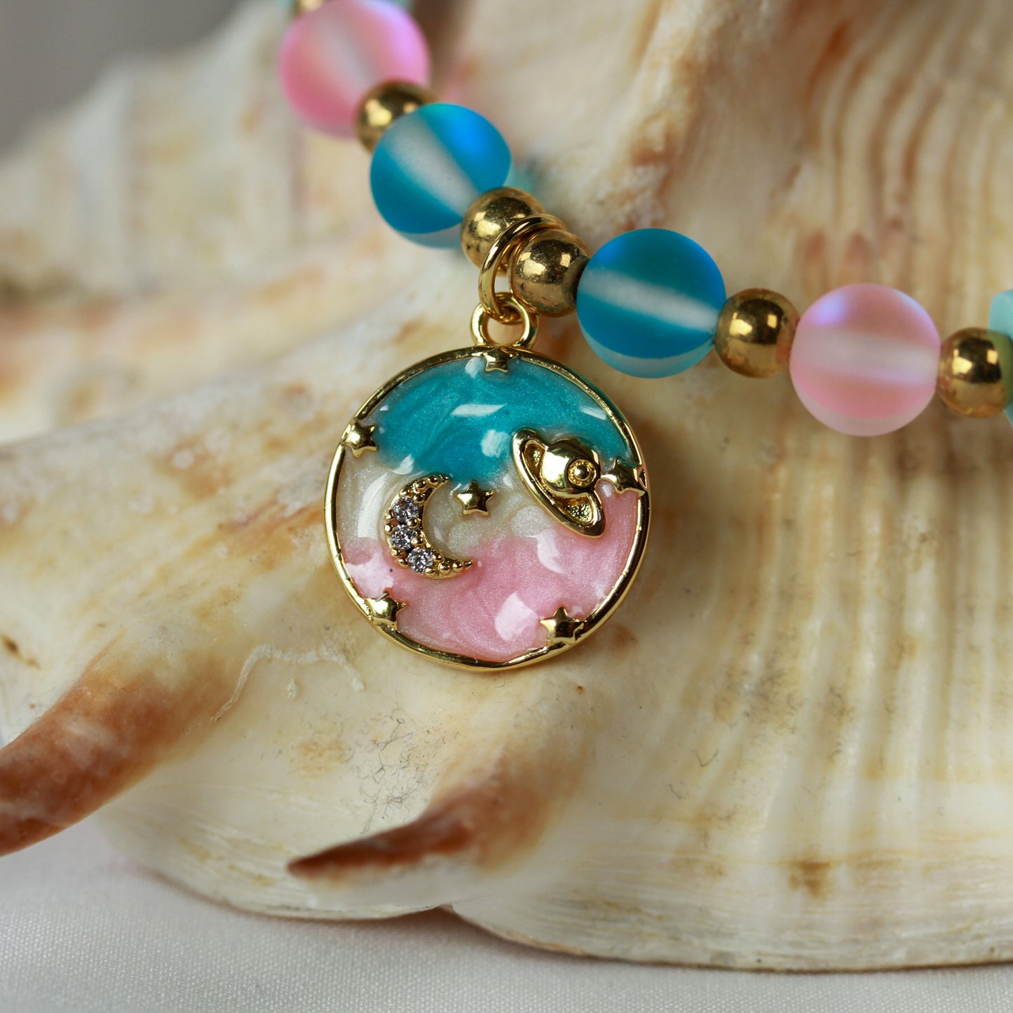 Soft Horizon – Buntes Katsuki-Armband mit Mond-und-Sterne-Anhänger