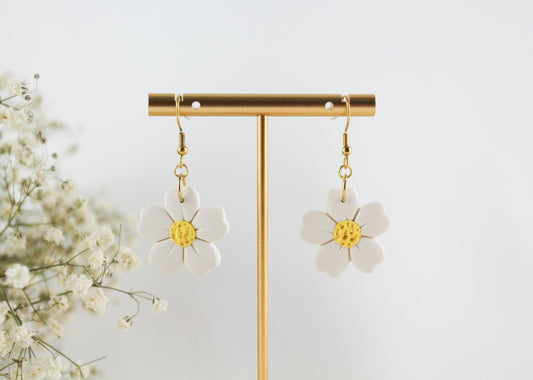 Weiße Daisy Blumen Creolen – Handgemachte Gänseblümchen Polymer Clay Ohrringe