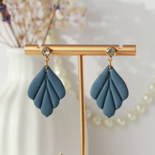 Marlen Leaf – Kleine matte Blatt-Ohrringe