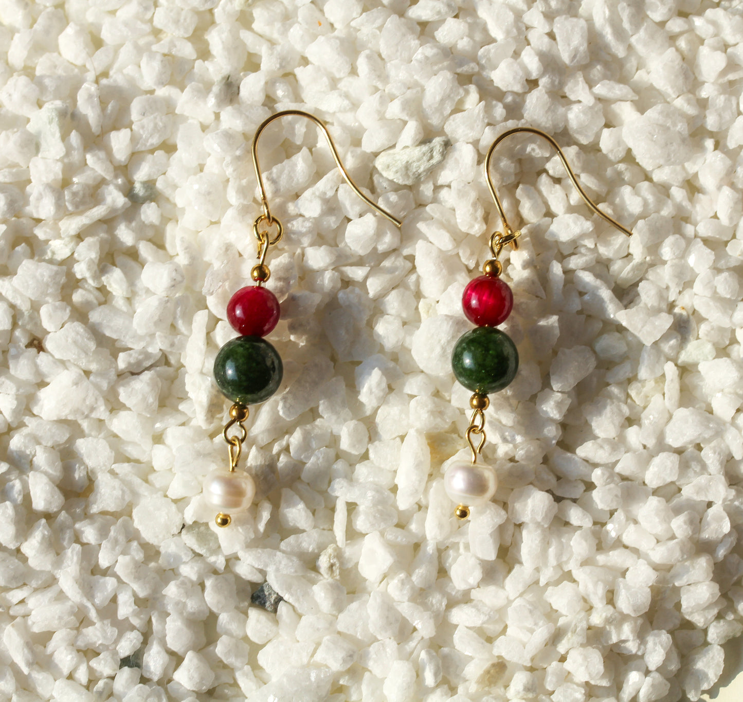 Forest Berry – Ohrringe in Beerenrot, Dunkelgrün und Perlweiß