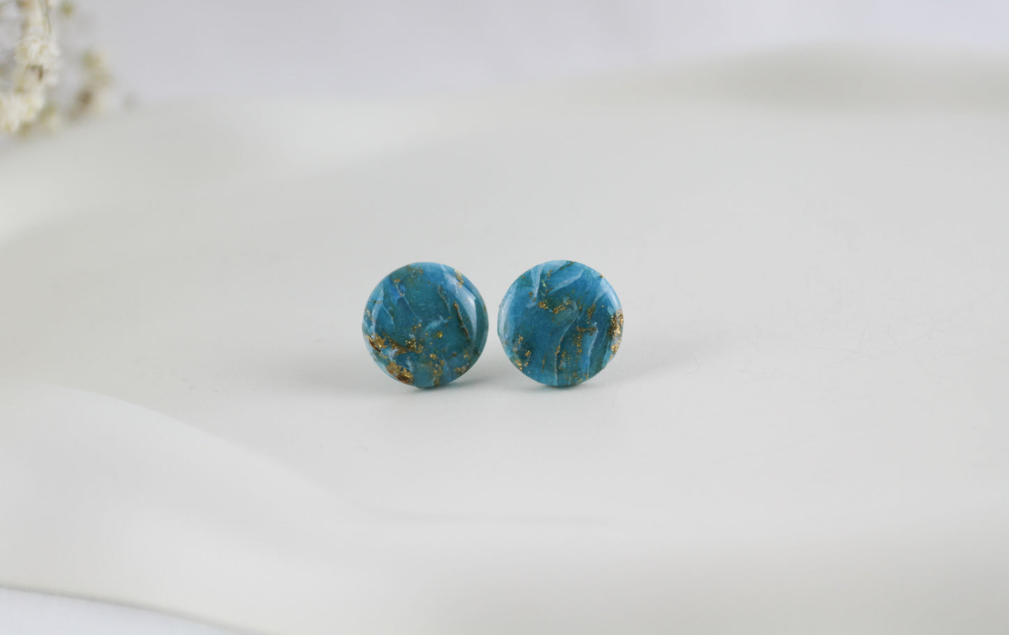 Elegante türkis-goldene Polymer Clay Ohrstecker
