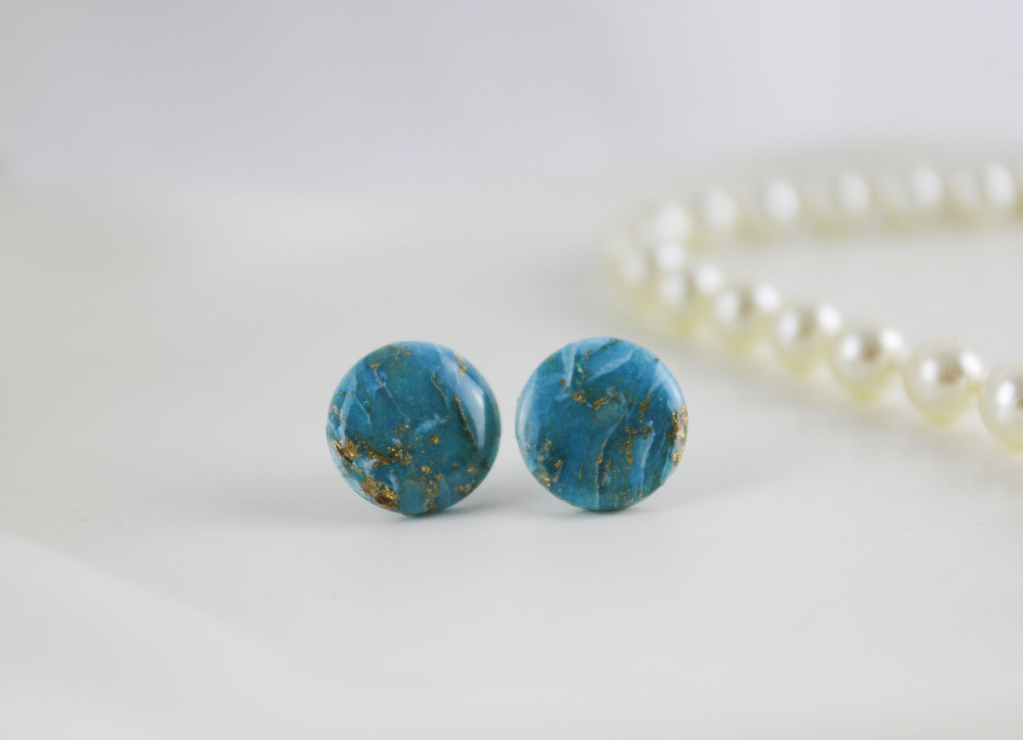 Elegante Türkis-Gold Ohrstecker – Handgefertigte Polymer Clay Ohrringe