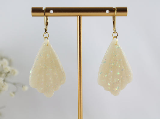 Weiß-Beige Opal Ohrstecker – Glitzernde Brautohrringe aus Polymer Clay