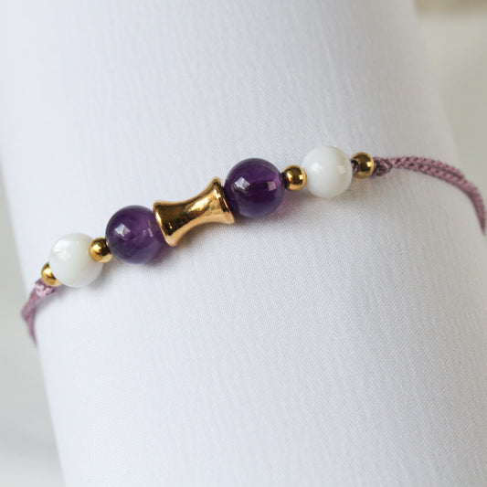 Violet Balance – Amethyst-Armband mit Perlmuttperlen