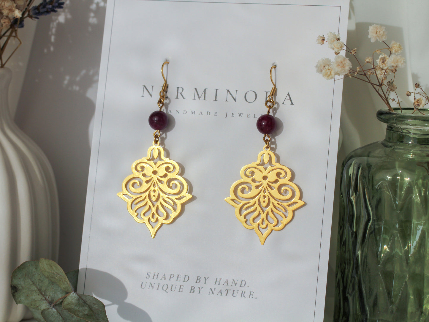 Ianthe Amethyst – Goldfarbene Ornament-Ohrringe mit Amethyst