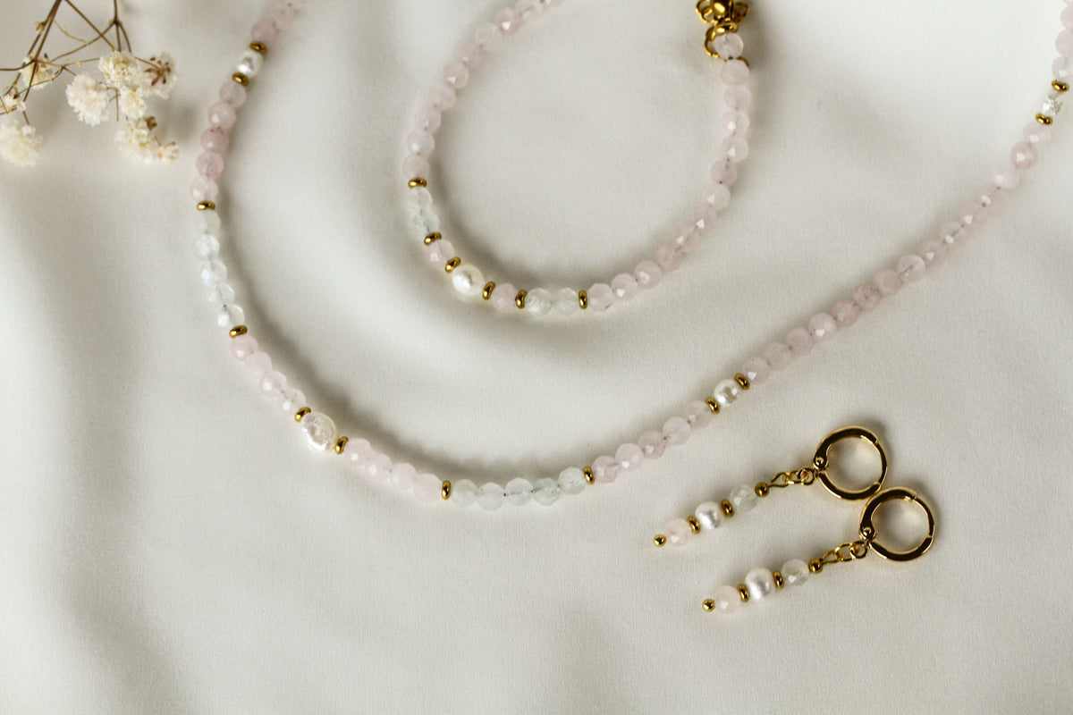 Rosewater – Schmuckset mit Rosenquarz, Mondstein und Süßwasserperlen