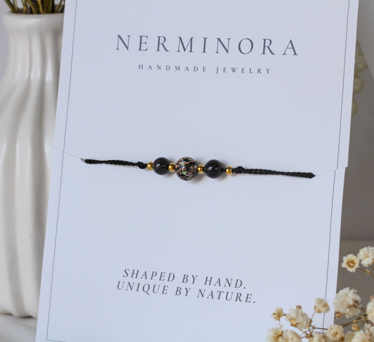 Midnight Mosaic – Blaufluss-Armband mit dekorativer nachtleuchtender Glasperle
