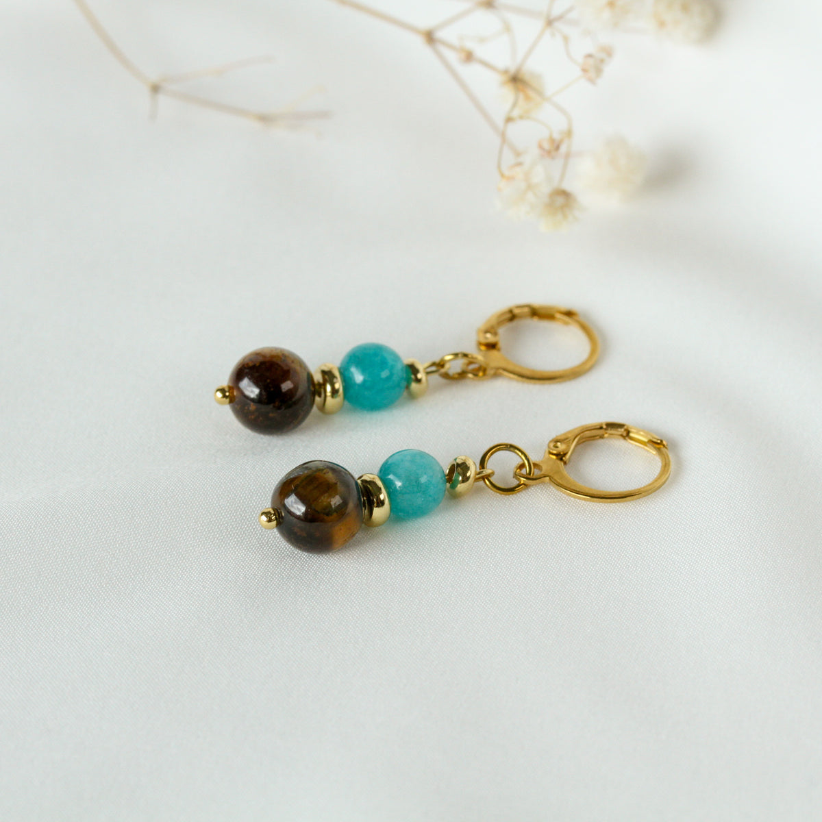 Amber Lagoon – Goldfarbene Ohrringe mit Amazonit und Tigerauge