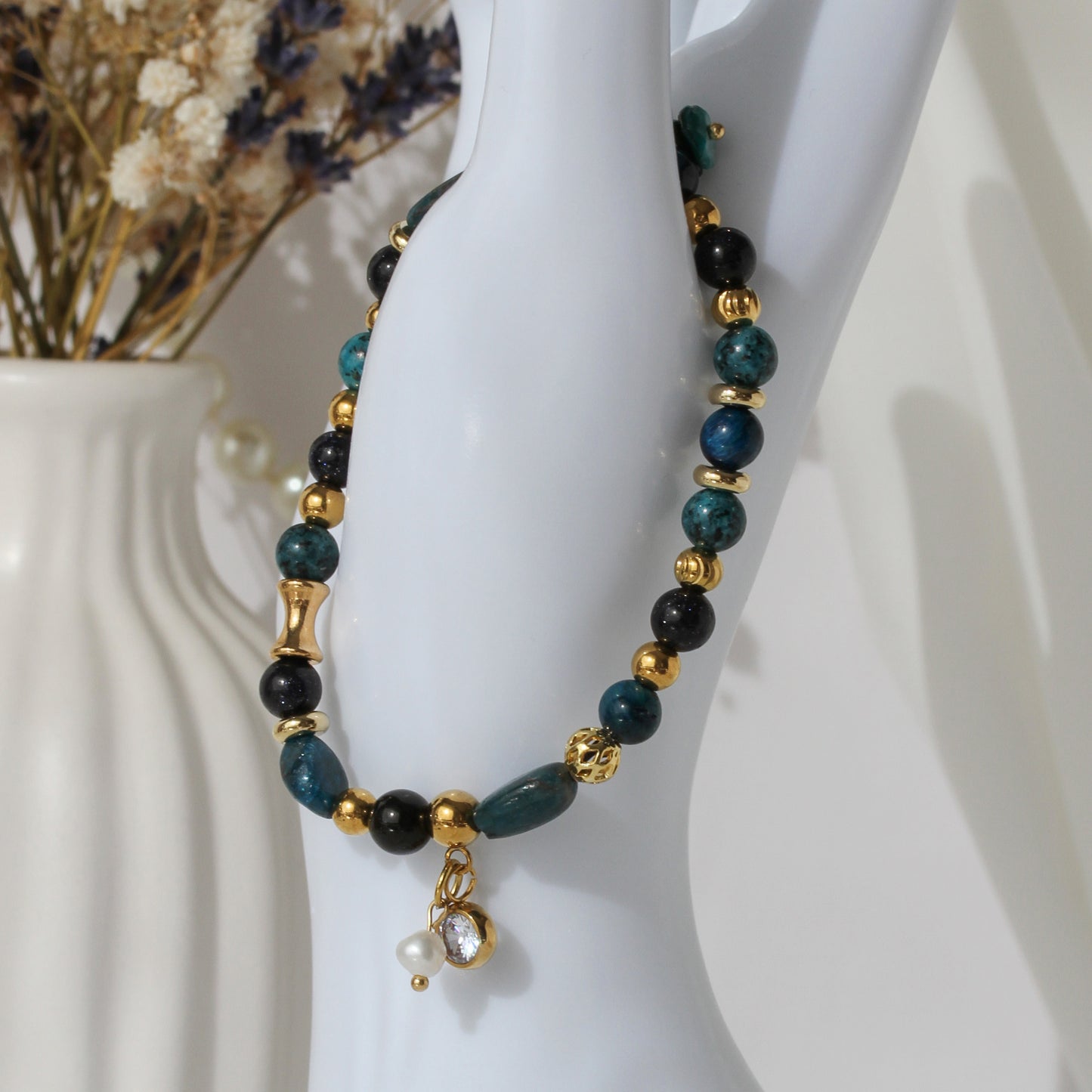 Deep Tides – Natursteinarmband in Blau