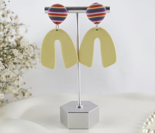 Gelbe Bogen-Ohrringe – Handgemachte Statement-Ohrringe aus Polymer Clay