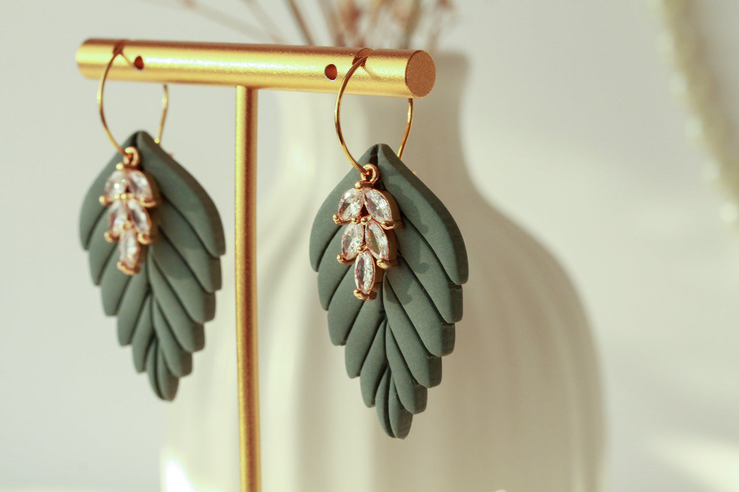 Dewlight Leaf – Matte Blatt-Ohrringe mit Kristallakzent