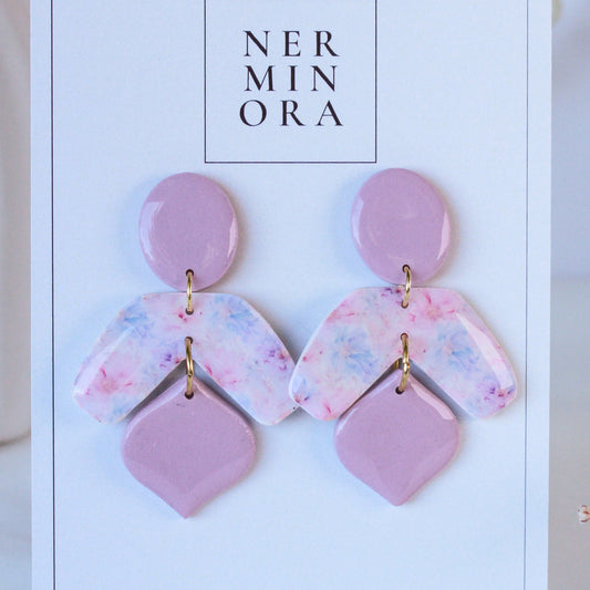 Pastel Soft Bloom – Geometrische Rauten-Ohrhänger in Pastellrosa und Creme
