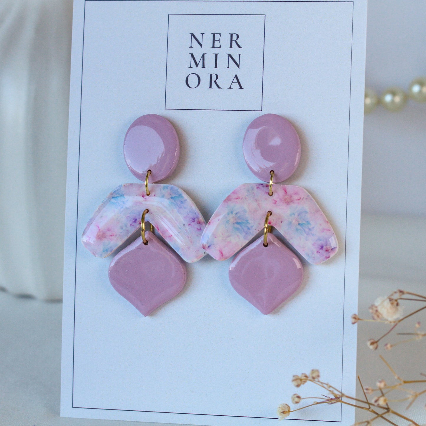 Pastel Soft Bloom – Geometrische Rauten-Ohrhänger in Pastellrosa und Creme