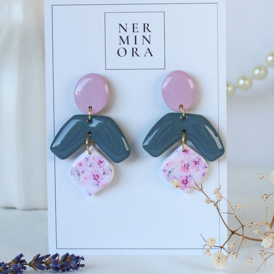 Blush Garden Curve – Dreistufige Ohrhänger mit floralem Musterelement