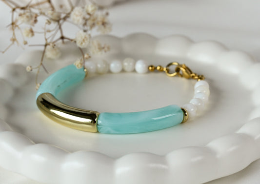 Aetheria Mint – Armband mit Muschelperlen und mintfarbenen Acrylelementen