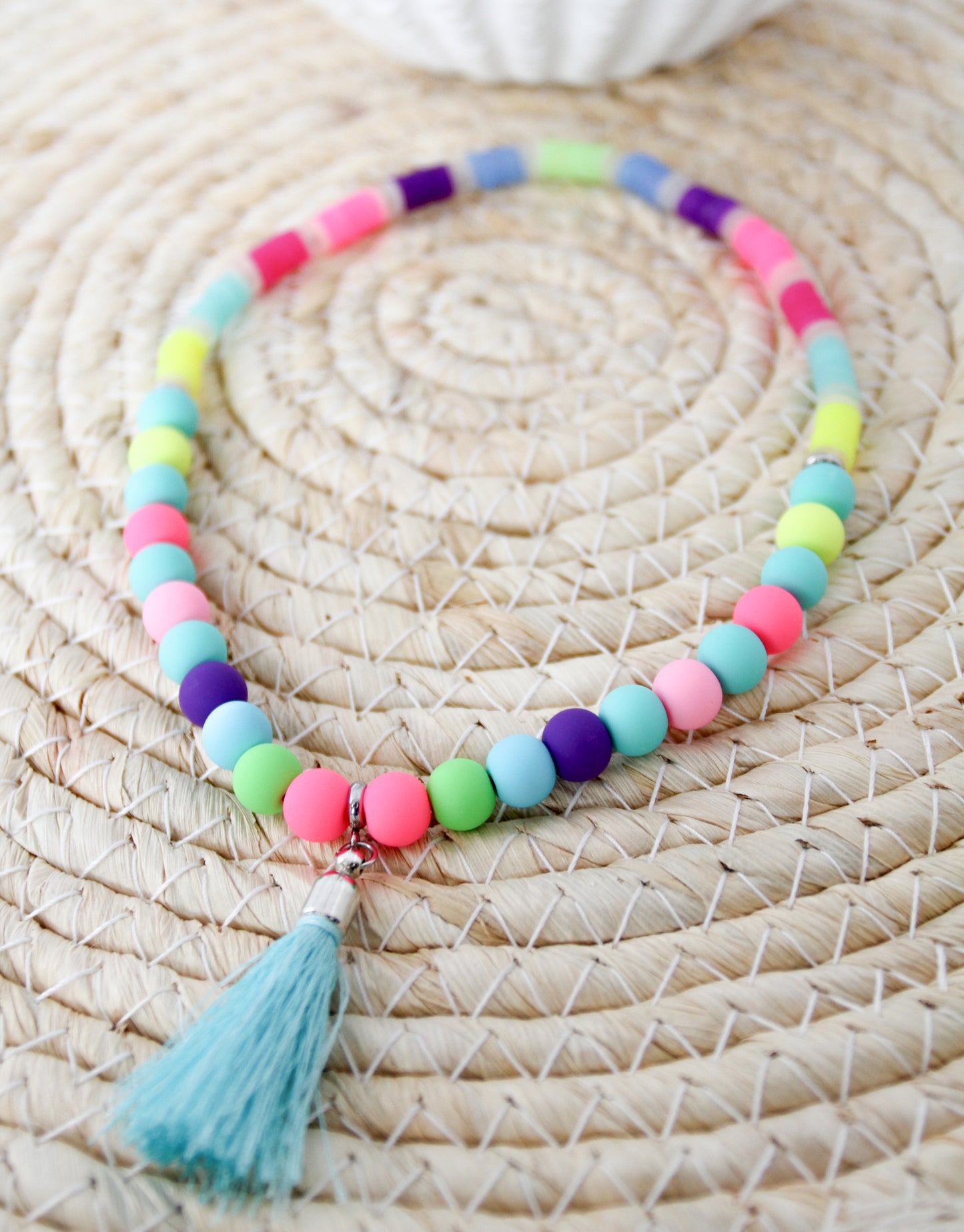 Katsuki Doppelarmband mit blauer Quaste – Handgefertigtes Polymer Clay Perlenarmband