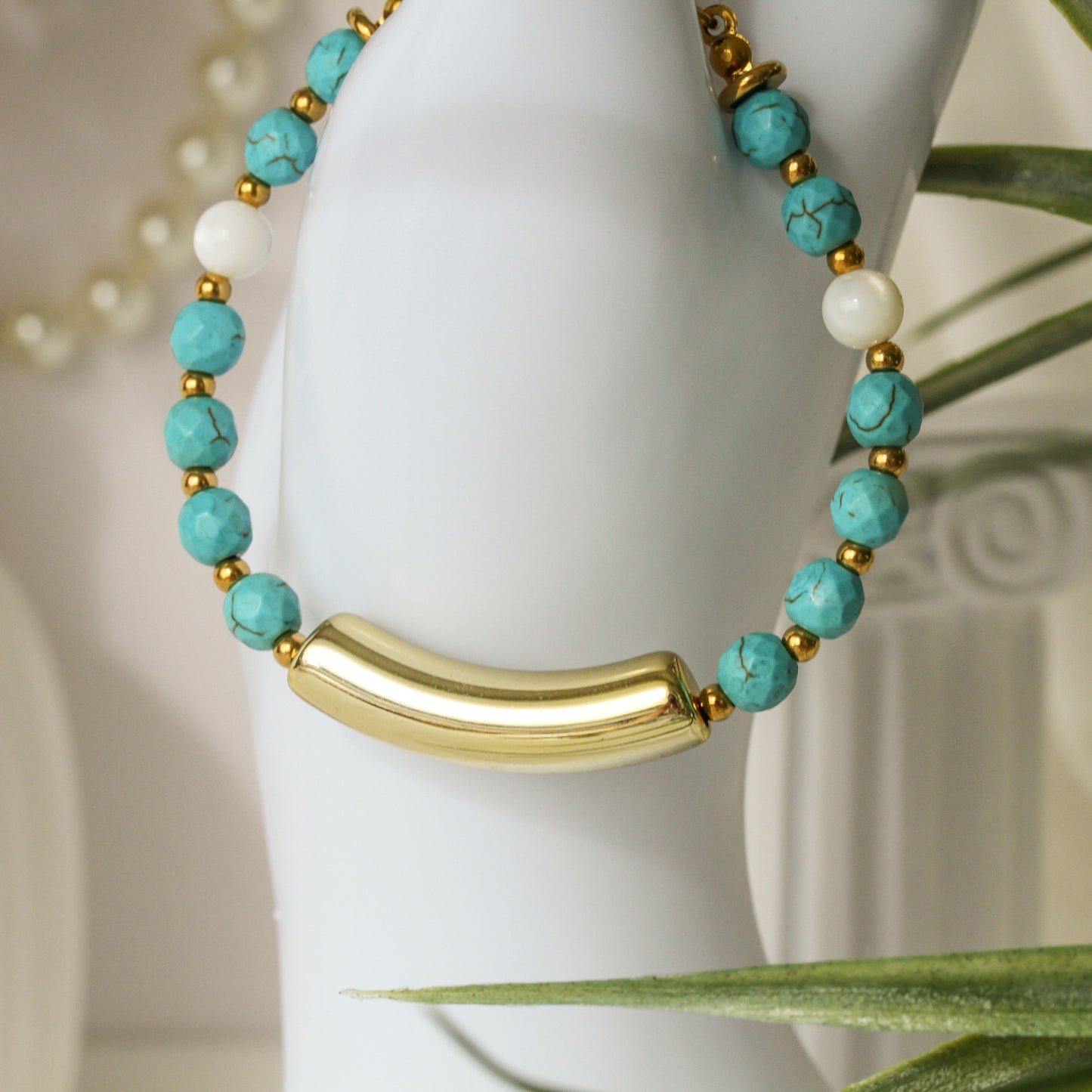 Eudora Curve – Türkises Armband mit goldenem Bogenelement