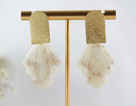 Weiß-Beige-Gold Geometrie – Handgefertigte Polymer Clay Statement Ohrringe