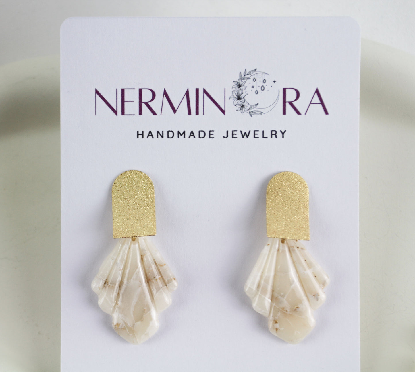 Weiß beige goldene geometrische Polymer Clay Ohrringe