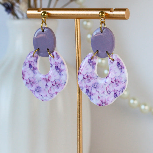 Velvet Blossom Loop – Ovale Rahmen-Ohrringe mit rosa Blütenmuster