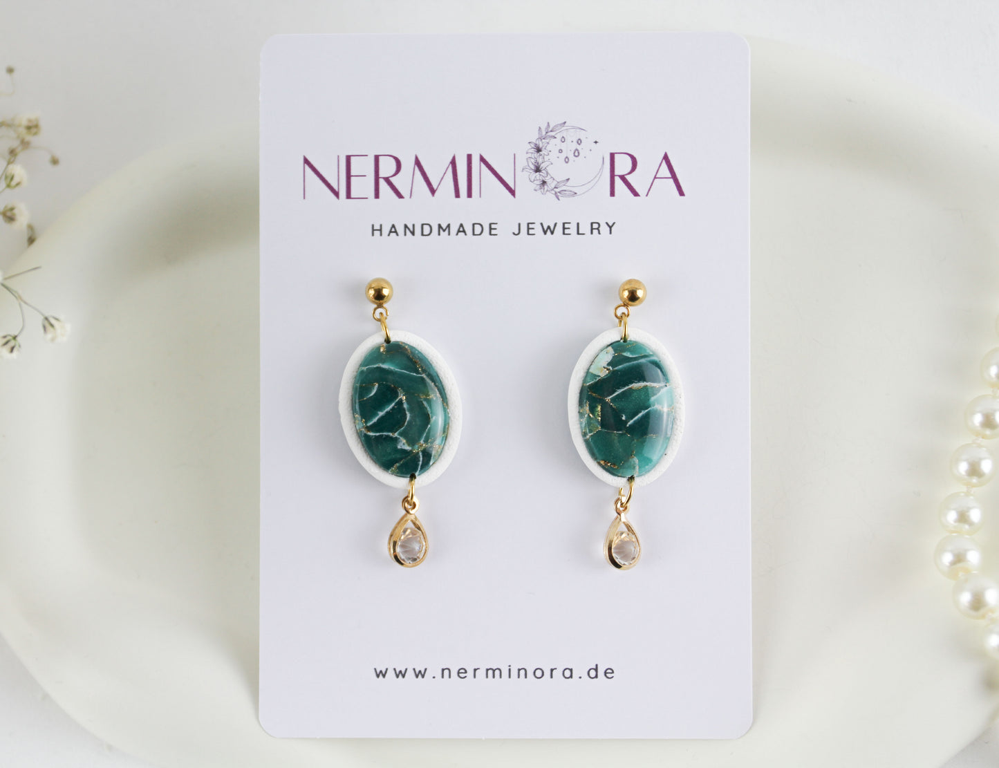 Elegante grün weiße Polymer Clay Ohrringe mit Strassstein Anhänger