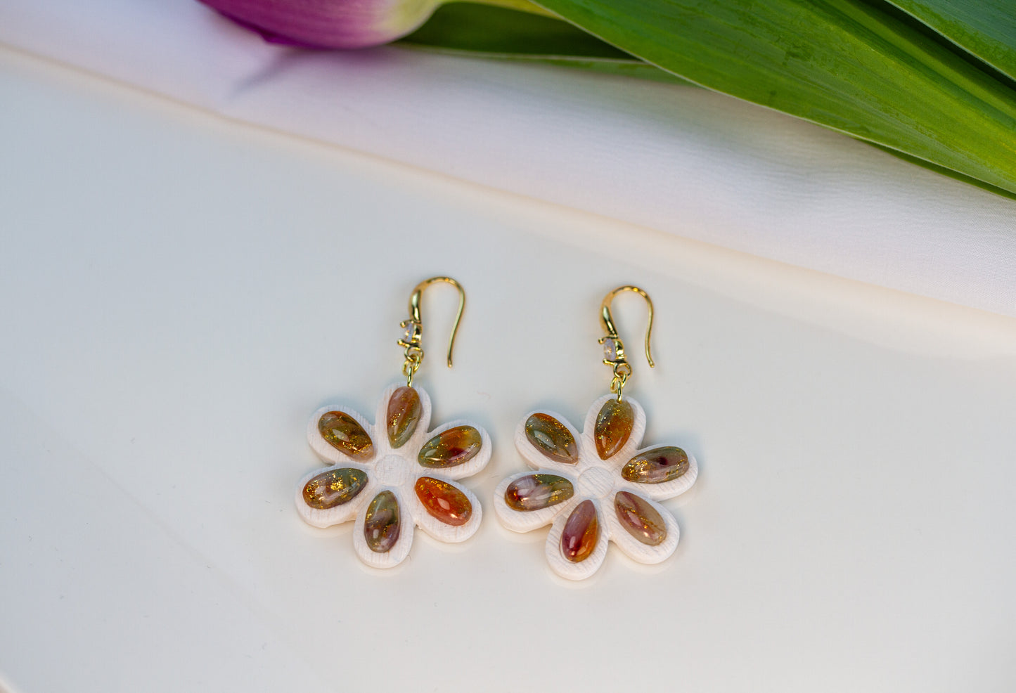 Amber Daisy Bloom – Florale Ohrringe