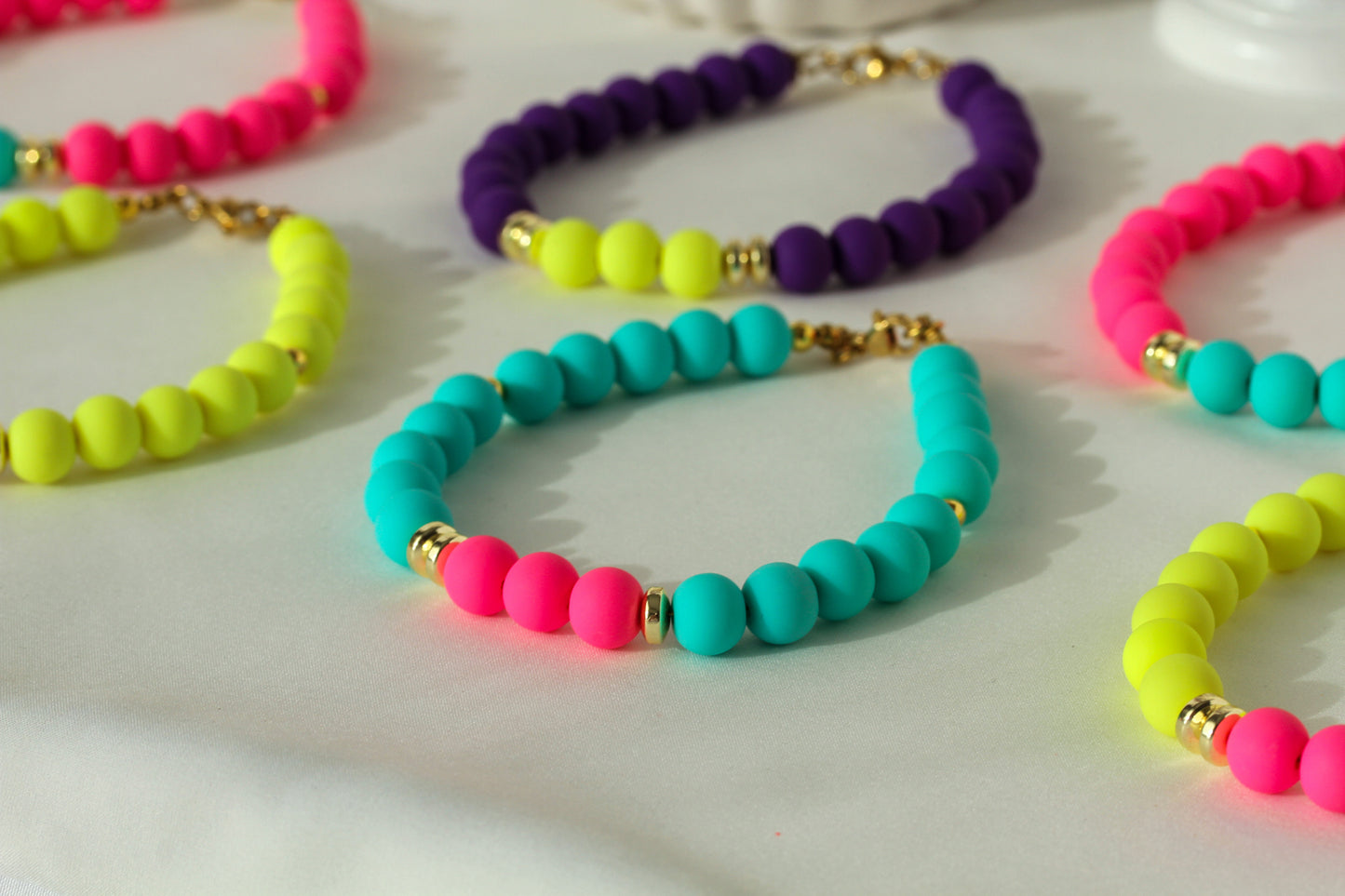 Miami Vice – Türkises Perlenarmband mit pinken Akzenten