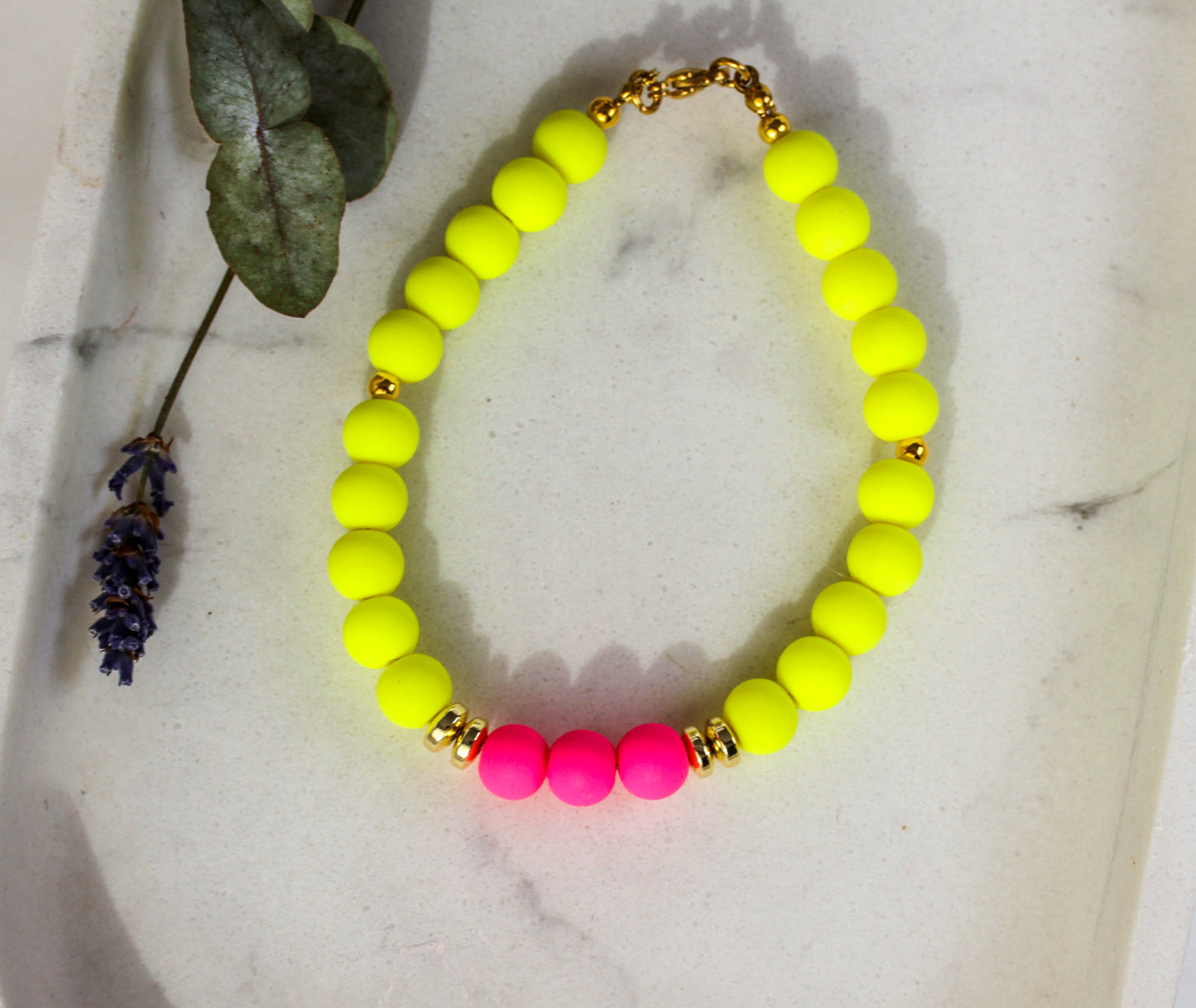 Costa Rosa – Neongelbes Perlenarmband mit pinken Akzenten