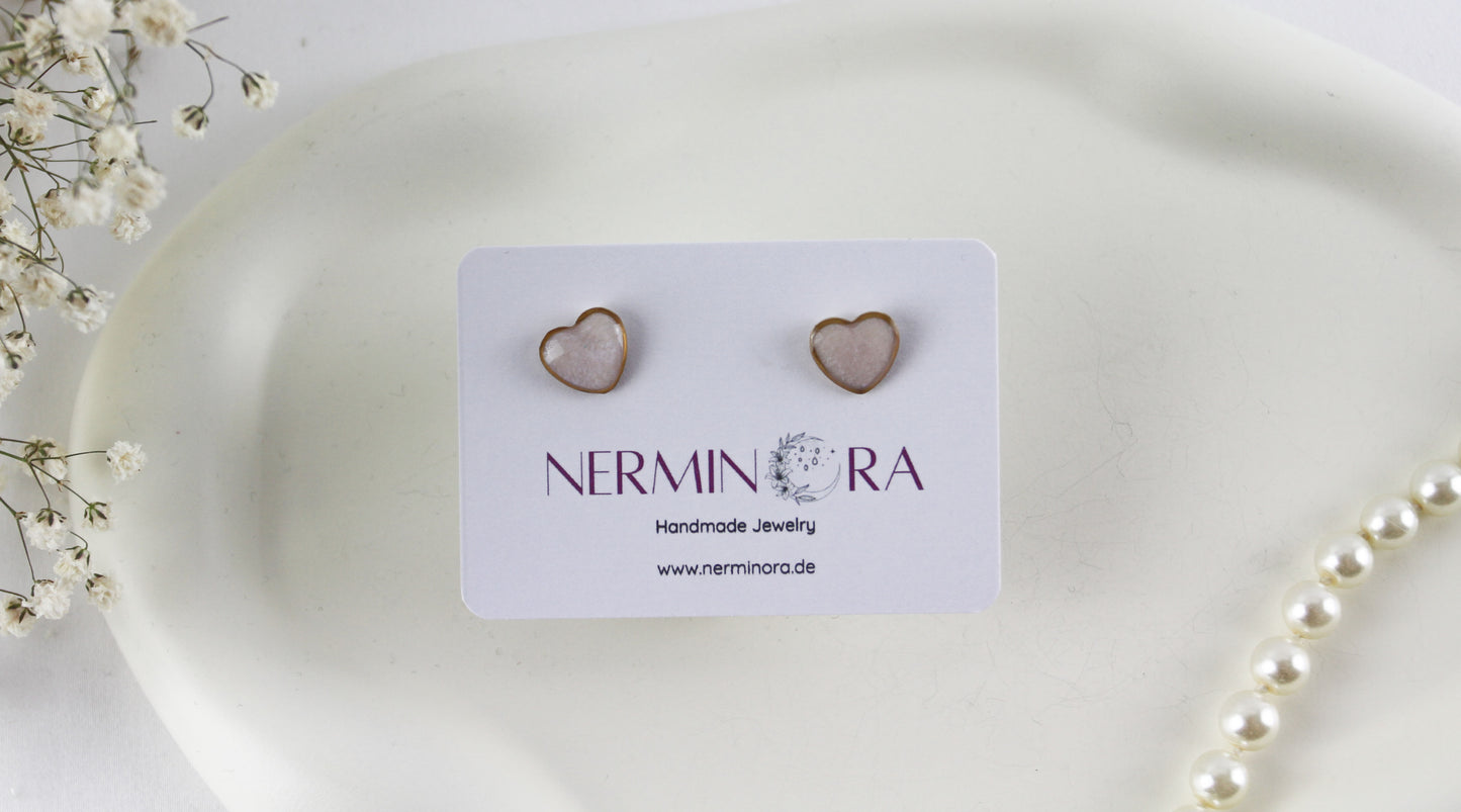 Kleine Weiße Herz Resin Ohrstecker In Goldfarbiger Herzfassung