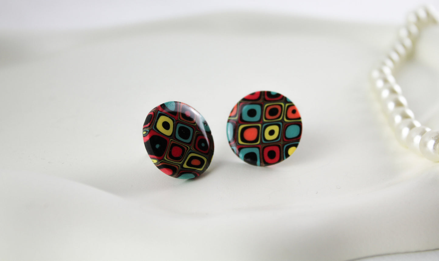 Runde Retro Ohrstecker – Polymer Clay Vintage Inspired | Handgemacht