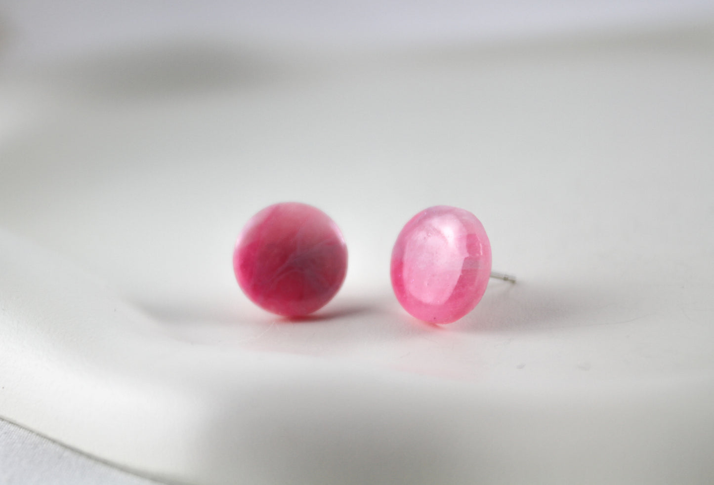 Zarte Rosa Schimmer Ohrstecker – Kleine Polymer Clay Ohrringe | Handgemacht