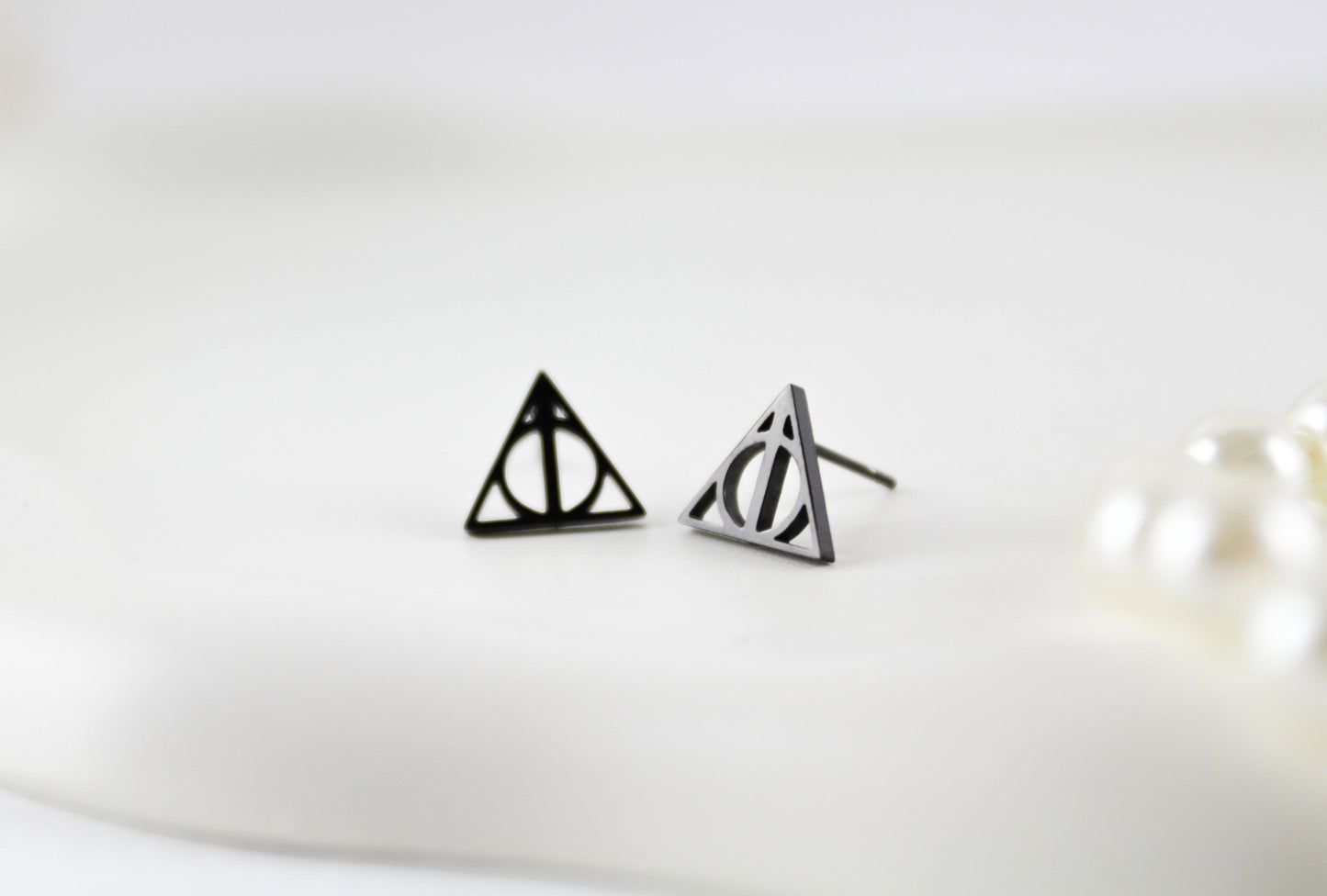 Schwarze Dreieck Ohrstecker – Geometrisches Unisex Statement