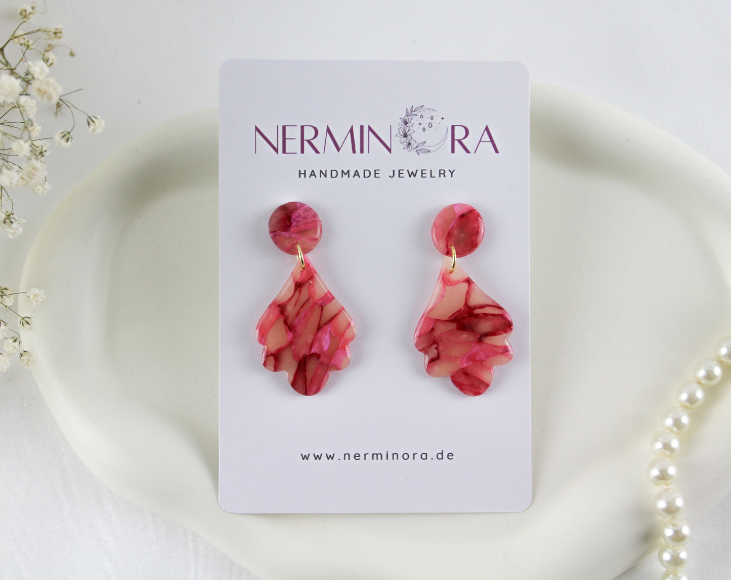 Rosenrote natursteininspirierte Polymer Clay Ohrringe mit Süßwasserperlen und Natursteinen