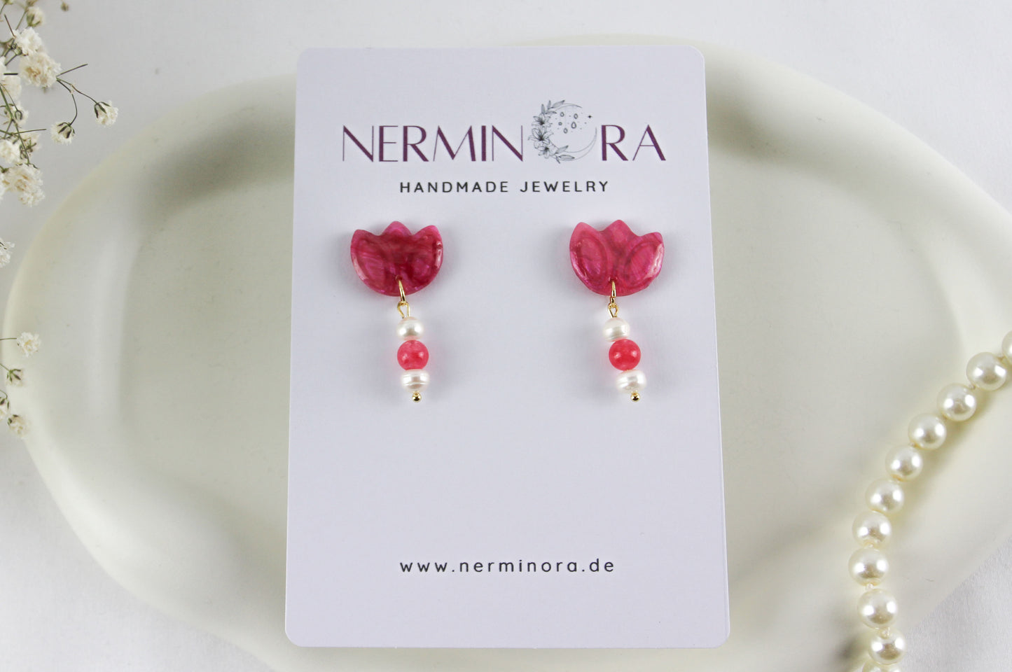 Rosenrote natursteininspirierte Polymer Clay Ohrringe mit Süßwasserperlen und Natursteinen