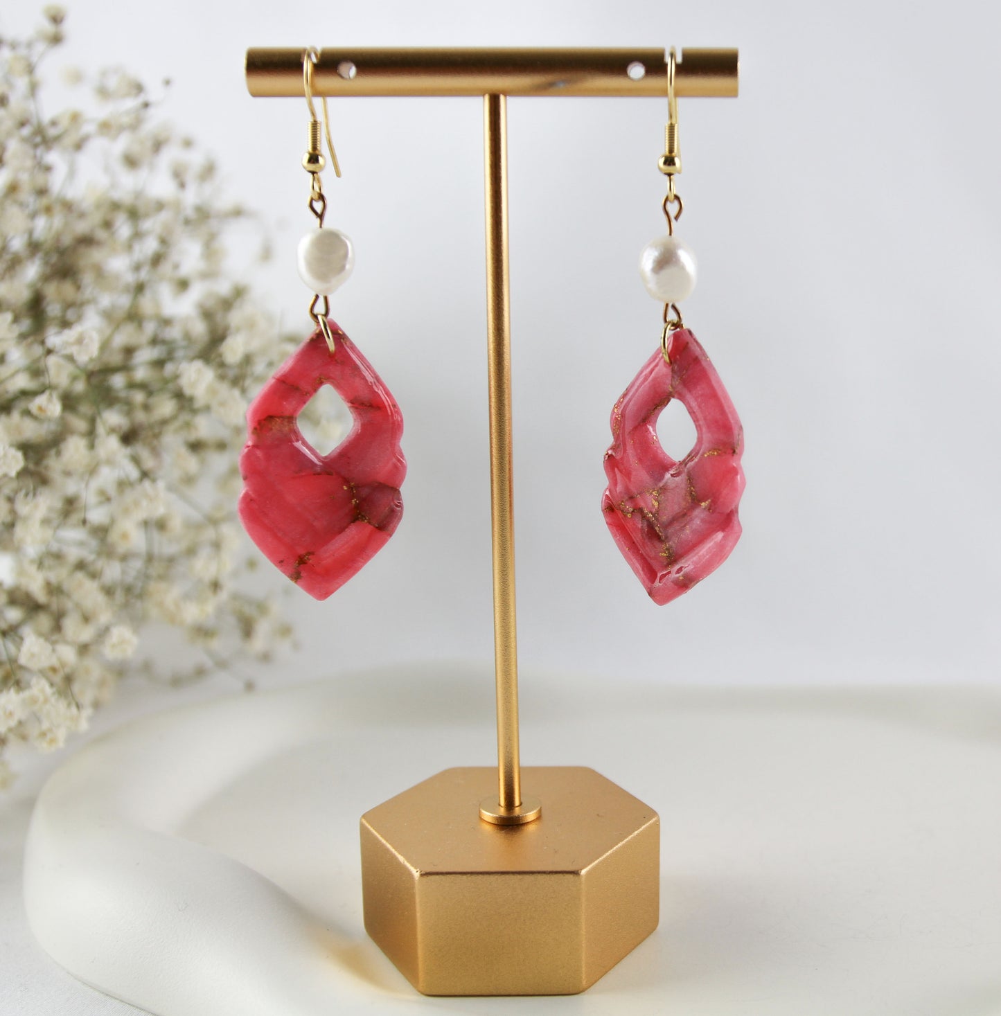 Rosa Herz Geometrisch natursteininspirierte Polymer Clay Ohrringe Süßwasserperle