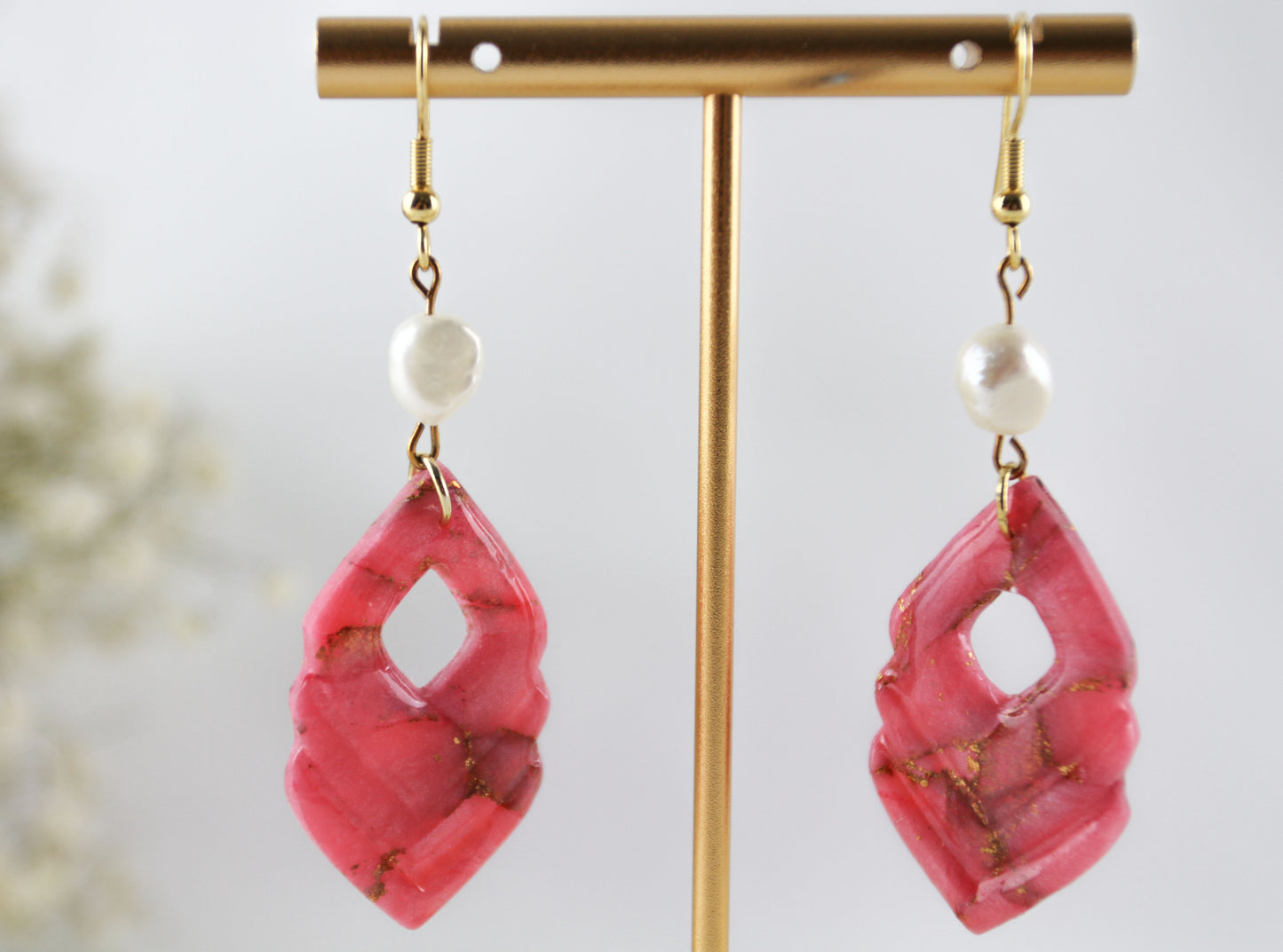 Rosa Herz Geometrisch natursteininspirierte Polymer Clay Ohrringe Süßwasserperle