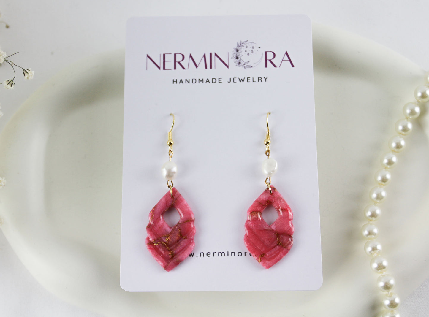 Rosa Herz Geometrisch natursteininspirierte Polymer Clay Ohrringe Süßwasserperle