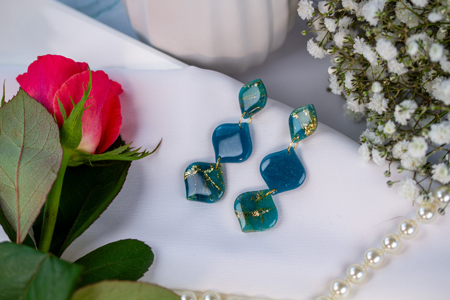 Wavy Chain Ohrringe – Teal mit Goldflocken