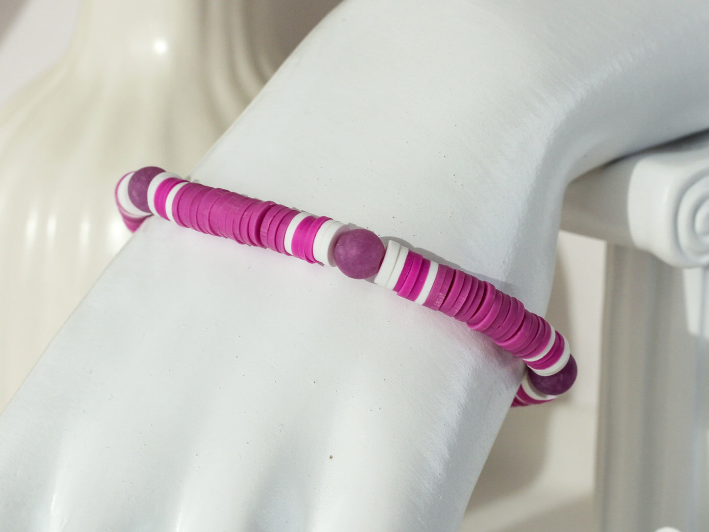 Violet Orbit – Katsuki-Armband in Violett und Weiß mit Schmuckperlen